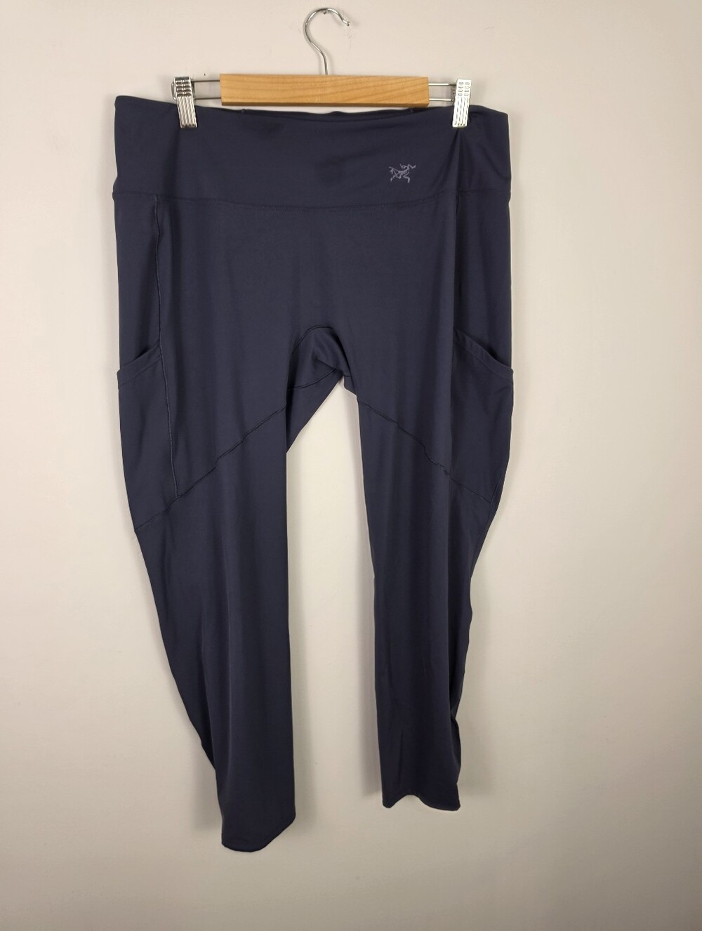 Arc'teryx Woman’s Navy Athletic Leggings with Side Pockets Size XL